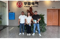 山東海外客戶來廠采購遠(yuǎn)程遙控型5噸湘潭鋰電池電機(jī)車